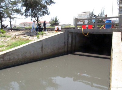 Wastewater from the Tho Quang Wastewater Treatment Plant is polluting residential areas in Son Tra District of Da Nang City (Photo: SGGP)